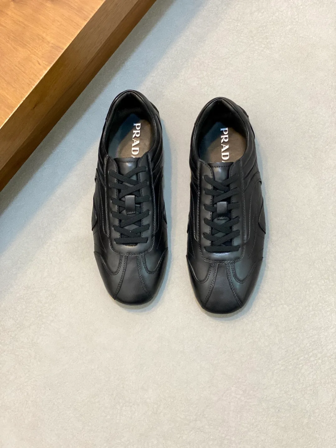 Men's Men's Shoes 💰800 Prada/Prada Men's Leather Casual Sports Shoes, a hot product made in Guangzhou! Made of imported calfskin splicing upper, three-dimensional geometric segmentation, precision manufacturing, uniform stitching, leather texture at a glance, multi-color splicing, fashionable and generous, soft, comfortable and breathable, decorated with PRADA letter logo on the outside, classic letter logo on the tongue, fabric strap on the heel, P family's classic sports shoe type, with fabric lining, silver logo cowhide foot pads, and P family's exclusive rubber outsole. The details are carefully crafted, making it a versatile item for travel! Comes with original box and dust bag! Multiple colors available! Size: 39-40-41-42-43-44 standard leather shoe size (38, 45 customized ¥)